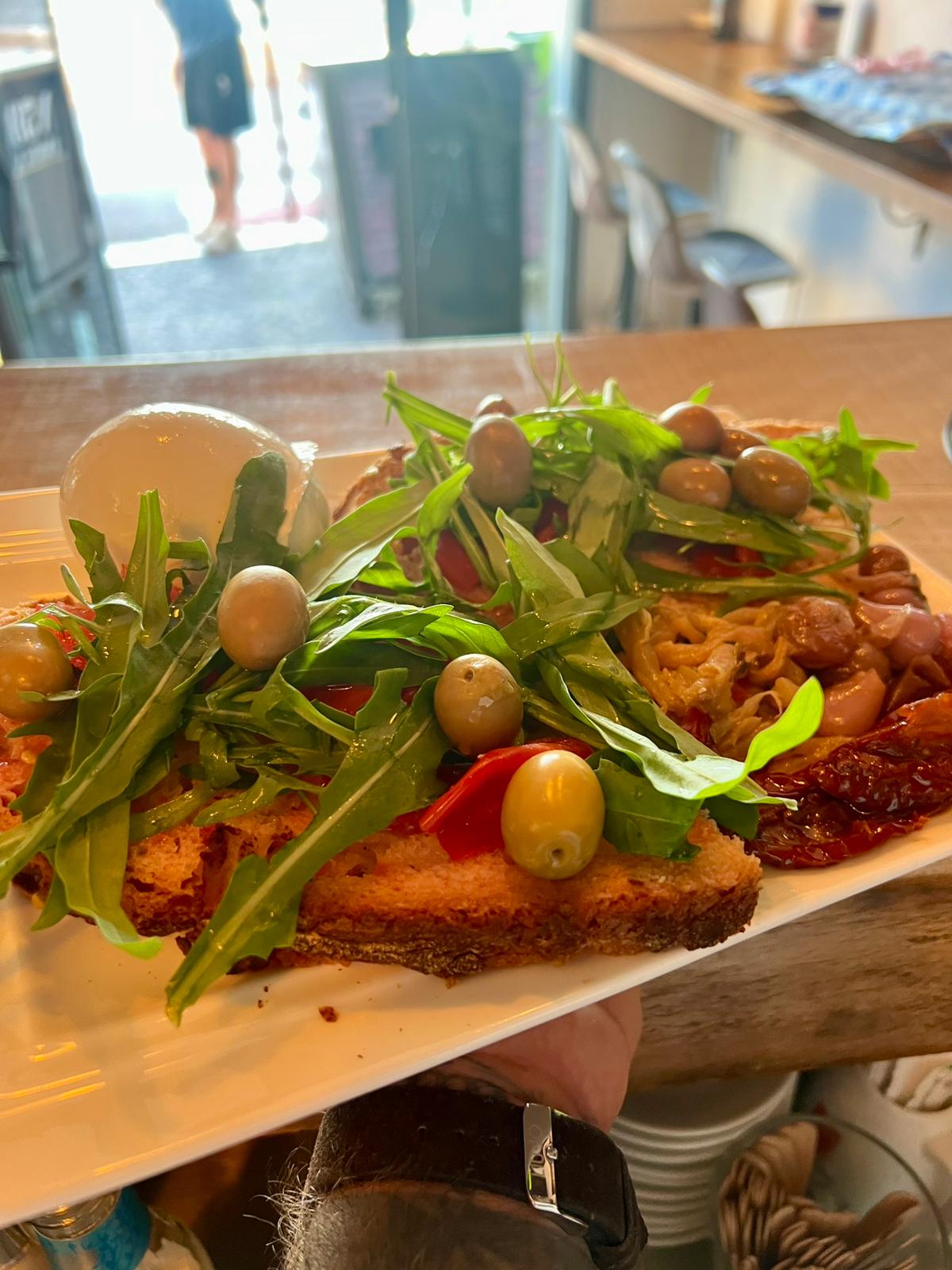 Crostone con rucola, pomodorini e olive verdi servito all'Enoteca N59 di Peschici