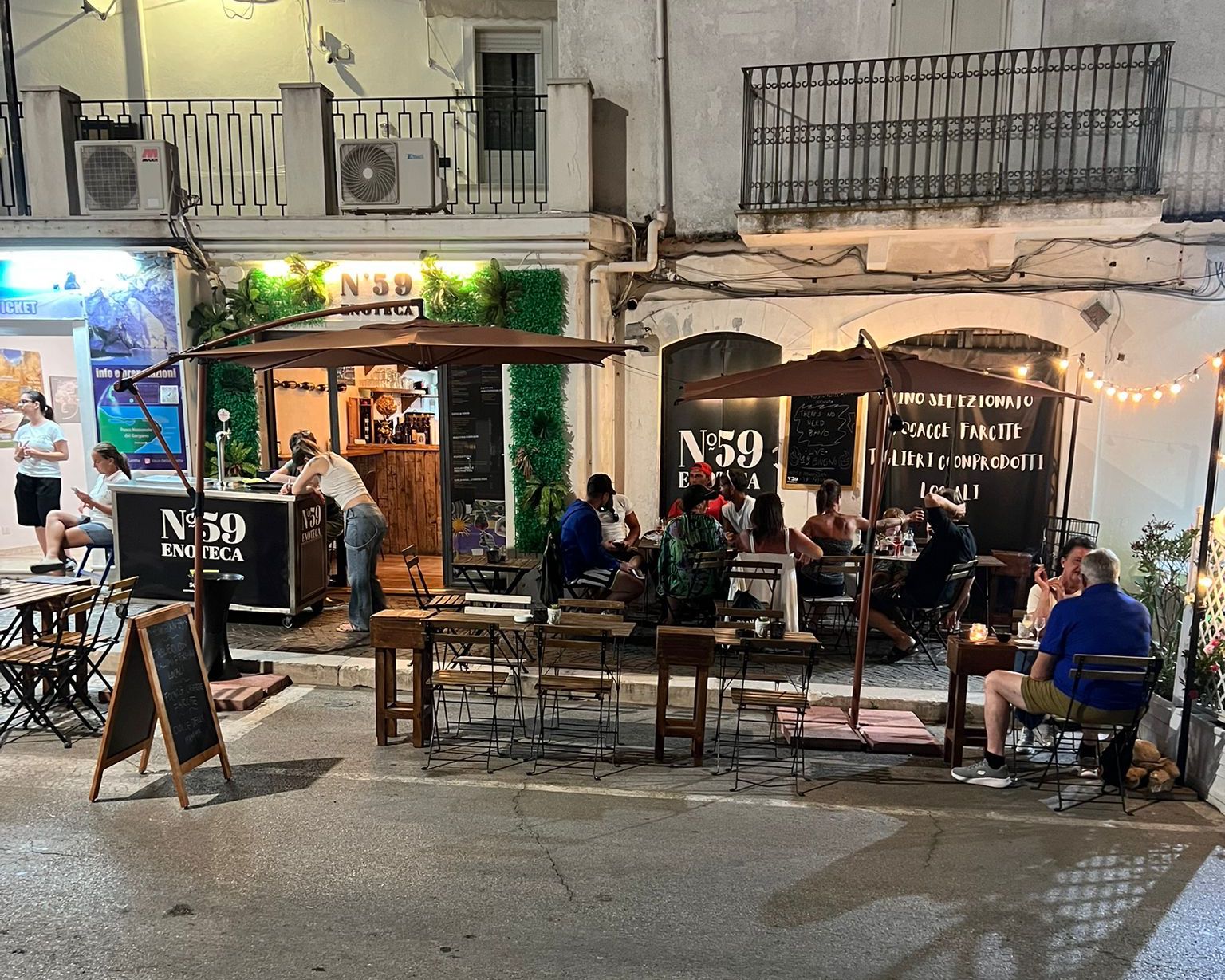 Il dehors serale dell'Enoteca N59, nel centro di Peschici