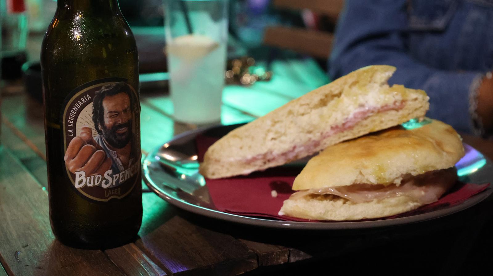 Focaccia e birra artigianale Bud Spencer Lager nel dehors serale dell'Enoteca N59