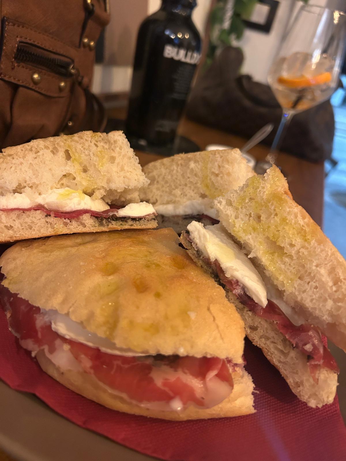 Focaccia con prosciutto crudo e mozzarella all'Enoteca N59